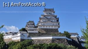 [P39] Ceea ce se vede in fata castelului, este West Bailey (Nishinomaru), ce a servit drept resedinta printesei Sen, nepoata lui Tokugawa Ieyasu, care a fost fondatorul si primul shogun al shogunatului Tokugawa. Printesa a avut un mic palat aici, care se numea Musashino Goten, dar care nu s-a pastrat.
Ceea ce se poate astazi vizita este insa o cladire lunga de 300 metri, cu turnuri de colt, coridoare de trecere, sisteme de aparare complexe, zone in care soldatii aruncau pietre sau ulei incins si orificii pentru tragere ascunse. De aici se ajunge la Kesho Yagura, ,,Turnul Cosmetic”, despre care se spune ca a fost construit pentru printesa Sen, din zestrea ei, la casatoria cu shogunul Honda Tadatoki. La etajul superior al turnului sunt 3 camere, 2 dintre ele fiind folosite pentru a se odihini si pentru a-si reface machiajul, inainte de a patrunde in cea de-a treia camera, mai mica, de la a carei fereastra se inchina catre un sanctuar de pe colina Himeyama, aflat la nord-vest de castel. » foto by geani anto
 - 
<span class="allrVoted glyphicon glyphicon-heart hidden" id="av1451783"></span>
<a class="m-l-10 hidden" id="sv1451783" onclick="voting_Foto_DelVot(,1451783,2490)" role="button">șterge vot <span class="glyphicon glyphicon-remove"></span></a>
<a id="v91451783" class=" c-red"  onclick="voting_Foto_SetVot(1451783)" role="button"><span class="glyphicon glyphicon-heart-empty"></span> <b>LIKE</b> = Votează poza</a> <img class="hidden"  id="f1451783W9" src="/imagini/loader.gif" border="0" /><span class="AjErrMes hidden" id="e1451783ErM"></span>