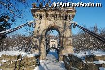 [P06] Parcul Romanescu din Craiova - podul suspendat -  varianta de iarna. Nu stiu daca este adevarat, dar am auzit ca atunci cand e expirat termenul de garantie dat de constructorii francezi, nu autoritatile romane s-au sesizat in privinta efectuarii reviziei, ci partea franceza, aceasta a atras atentia romanilor că a expirat garantia si trebuie sa se facă o revizie. Podul a fost inchis o buna bucata de timp » foto by paunflorin
 - 
<span class="allrVoted glyphicon glyphicon-heart hidden" id="av42644"></span>
<a class="m-l-10 hidden" id="sv42644" onclick="voting_Foto_DelVot(,42644,2510)" role="button">șterge vot <span class="glyphicon glyphicon-remove"></span></a>
<a id="v942644" class=" c-red"  onclick="voting_Foto_SetVot(42644)" role="button"><span class="glyphicon glyphicon-heart-empty"></span> <b>LIKE</b> = Votează poza</a> <img class="hidden"  id="f42644W9" src="/imagini/loader.gif" border="0" /><span class="AjErrMes hidden" id="e42644ErM"></span>