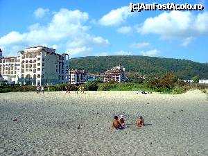 [P01] Poza e facuta de pe mal, de pe plaja salbatica. Casablanca e cel din mijlocul pozei. In stanga e marele hotel Helios Riu, pe langa care treci ca sa ajungi pe plaja. Spatiul verde care se vede e in lungul baltii imputite si in spatele plajei. Din poza se vede cat de lata e plaja.  » foto by bogdanmate
 - 
<span class="allrVoted glyphicon glyphicon-heart hidden" id="av362840"></span>
<a class="m-l-10 hidden" id="sv362840" onclick="voting_Foto_DelVot(,362840,2646)" role="button">șterge vot <span class="glyphicon glyphicon-remove"></span></a>
<a id="v9362840" class=" c-red"  onclick="voting_Foto_SetVot(362840)" role="button"><span class="glyphicon glyphicon-heart-empty"></span> <b>LIKE</b> = Votează poza</a> <img class="hidden"  id="f362840W9" src="/imagini/loader.gif" border="0" /><span class="AjErrMes hidden" id="e362840ErM"></span>