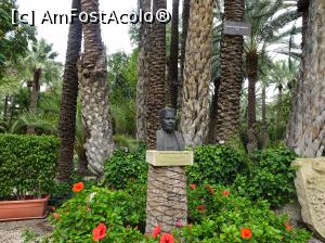 P06 [SEP-2019] Printre palmieri la Huerto del Cura - bustul lui Jose Castano, preotul care a înfiinţat grădina care-i poartă numele