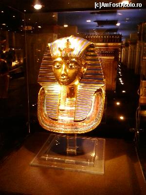 [P05] Vestita masca de aur a regelui Tut cantareste 10 kg.
O placuta din aur gravata purta mesajul :
,,Iti cinstesc frumusetile, o Osiris,
  Sufletul tau traieste! Venele iti sunt tari!
  Dainuirea ta e in gura celor vii,
  Inima iti este eterna in corpul tau'. » foto by elenaadina
 - 
<span class="allrVoted glyphicon glyphicon-heart hidden" id="av682942"></span>
<a class="m-l-10 hidden" id="sv682942" onclick="voting_Foto_DelVot(,682942,2768)" role="button">șterge vot <span class="glyphicon glyphicon-remove"></span></a>
<a id="v9682942" class=" c-red"  onclick="voting_Foto_SetVot(682942)" role="button"><span class="glyphicon glyphicon-heart-empty"></span> <b>LIKE</b> = Votează poza</a> <img class="hidden"  id="f682942W9" src="/imagini/loader.gif" border="0" /><span class="AjErrMes hidden" id="e682942ErM"></span>
