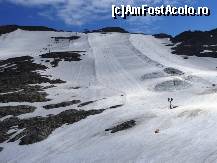 [P14] Doua partii erau deschise pe ghetarul Moll - cea din dreapta este pentru copii si scoli de schi.  » foto by BOGDAN DSN
 - 
<span class="allrVoted glyphicon glyphicon-heart hidden" id="av399233"></span>
<a class="m-l-10 hidden" id="sv399233" onclick="voting_Foto_DelVot(,399233,2854)" role="button">șterge vot <span class="glyphicon glyphicon-remove"></span></a>
<a id="v9399233" class=" c-red"  onclick="voting_Foto_SetVot(399233)" role="button"><span class="glyphicon glyphicon-heart-empty"></span> <b>LIKE</b> = Votează poza</a> <img class="hidden"  id="f399233W9" src="/imagini/loader.gif" border="0" /><span class="AjErrMes hidden" id="e399233ErM"></span>