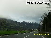 [P67] am intrat in Zillertal, de o parte si de alta sunt muntii, in stanga e acel rau Zeller.Pensiunea este langa versantul muntos din stanga,la aprox. 4 km de aici. » foto by adryana
 - 
<span class="allrVoted glyphicon glyphicon-heart hidden" id="av313325"></span>
<a class="m-l-10 hidden" id="sv313325" onclick="voting_Foto_DelVot(,313325,2854)" role="button">șterge vot <span class="glyphicon glyphicon-remove"></span></a>
<a id="v9313325" class=" c-red"  onclick="voting_Foto_SetVot(313325)" role="button"><span class="glyphicon glyphicon-heart-empty"></span> <b>LIKE</b> = Votează poza</a> <img class="hidden"  id="f313325W9" src="/imagini/loader.gif" border="0" /><span class="AjErrMes hidden" id="e313325ErM"></span>