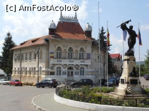 [P01] Urlați - Primăria și Monumentul Eroilor din primul război mondial.  » foto by iulianic
 - 
<span class="allrVoted glyphicon glyphicon-heart hidden" id="av986864"></span>
<a class="m-l-10 hidden" id="sv986864" onclick="voting_Foto_DelVot(,986864,2908)" role="button">șterge vot <span class="glyphicon glyphicon-remove"></span></a>
<a id="v9986864" class=" c-red"  onclick="voting_Foto_SetVot(986864)" role="button"><span class="glyphicon glyphicon-heart-empty"></span> <b>LIKE</b> = Votează poza</a> <img class="hidden"  id="f986864W9" src="/imagini/loader.gif" border="0" /><span class="AjErrMes hidden" id="e986864ErM"></span>