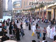 [P24] Localnici asteptand spectacolul de la Fantanile dansatoare, pe promenada de la Dubai Mall » foto by lizuk
 - 
<span class="allrVoted glyphicon glyphicon-heart hidden" id="av69117"></span>
<a class="m-l-10 hidden" id="sv69117" onclick="voting_Foto_DelVot(,69117,3199)" role="button">șterge vot <span class="glyphicon glyphicon-remove"></span></a>
<a id="v969117" class=" c-red"  onclick="voting_Foto_SetVot(69117)" role="button"><span class="glyphicon glyphicon-heart-empty"></span> <b>LIKE</b> = Votează poza</a> <img class="hidden"  id="f69117W9" src="/imagini/loader.gif" border="0" /><span class="AjErrMes hidden" id="e69117ErM"></span>