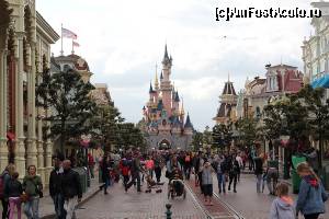 [P04] Main Street USA, cu aglomeratia aferenta. Toata lumea face poze. » foto by IoanaV
 - 
<span class="allrVoted glyphicon glyphicon-heart hidden" id="av619055"></span>
<a class="m-l-10 hidden" id="sv619055" onclick="voting_Foto_DelVot(,619055,3203)" role="button">șterge vot <span class="glyphicon glyphicon-remove"></span></a>
<a id="v9619055" class=" c-red"  onclick="voting_Foto_SetVot(619055)" role="button"><span class="glyphicon glyphicon-heart-empty"></span> <b>LIKE</b> = Votează poza</a> <img class="hidden"  id="f619055W9" src="/imagini/loader.gif" border="0" /><span class="AjErrMes hidden" id="e619055ErM"></span>