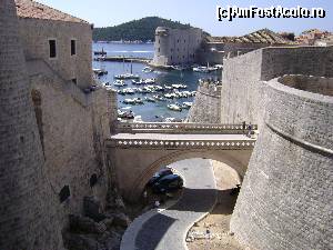 P14 [JUL-2011] Dubrovnik- zidurile orasului vechi, portul si Cetatea Sf. Ioan in plan indepartat
