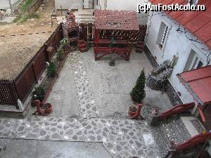 [P13] Casa Noastra Sinaia- cred ca este curtea pensiunii, desi dupa cat sunt de intortocheata culoarele nu stiu care cladire tine de pensiune si care nu » foto by luciaoradea
 - 
<span class="allrVoted glyphicon glyphicon-heart hidden" id="av618930"></span>
<a class="m-l-10 hidden" id="sv618930" onclick="voting_Foto_DelVot(,618930,3317)" role="button">șterge vot <span class="glyphicon glyphicon-remove"></span></a>
<a id="v9618930" class=" c-red"  onclick="voting_Foto_SetVot(618930)" role="button"><span class="glyphicon glyphicon-heart-empty"></span> <b>LIKE</b> = Votează poza</a> <img class="hidden"  id="f618930W9" src="/imagini/loader.gif" border="0" /><span class="AjErrMes hidden" id="e618930ErM"></span>