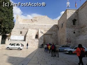 [P28] 27. „Biserica Nașterii Mântuitorului” are un aspect de fortăreață. Se vede o parte din mica ușă, acoperită de grupul nostru.  » foto by msnd
 - 
<span class="allrVoted glyphicon glyphicon-heart hidden" id="av1064871"></span>
<a class="m-l-10 hidden" id="sv1064871" onclick="voting_Foto_DelVot(,1064871,3380)" role="button">șterge vot <span class="glyphicon glyphicon-remove"></span></a>
<a id="v91064871" class=" c-red"  onclick="voting_Foto_SetVot(1064871)" role="button"><span class="glyphicon glyphicon-heart-empty"></span> <b>LIKE</b> = Votează poza</a> <img class="hidden"  id="f1064871W9" src="/imagini/loader.gif" border="0" /><span class="AjErrMes hidden" id="e1064871ErM"></span>