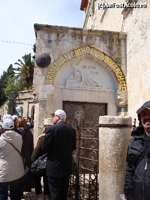 P34 [APR-2013] Ierusalim, Via Dolorosa : popasul III, prima cădere a lui Iisus, moment evocat de basorelieful amplasat pe frontispiciul intrării în Capela Patriarhală a Armenilor Catolici