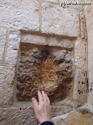 P36 [APR-2013] Ierusalim, Via Dolorosa : popasul VII, locul unde Hristos s-a spijinit cu mâna, înainte de a cădea a doua oară, a rămas ”amprentat” cu urma mâinii Sale. 