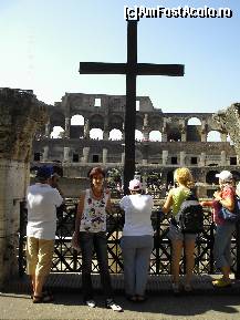 [P14] Crucea din Colosseum, ridicată în secolul al XVIII-lea, de papa Benedict XIV, în memoria martirilor creştini, morţi aici » foto by Costi
 - 
<span class="allrVoted glyphicon glyphicon-heart hidden" id="av48141"></span>
<a class="m-l-10 hidden" id="sv48141" onclick="voting_Foto_DelVot(,48141,3406)" role="button">șterge vot <span class="glyphicon glyphicon-remove"></span></a>
<a id="v948141" class=" c-red"  onclick="voting_Foto_SetVot(48141)" role="button"><span class="glyphicon glyphicon-heart-empty"></span> <b>LIKE</b> = Votează poza</a> <img class="hidden"  id="f48141W9" src="/imagini/loader.gif" border="0" /><span class="AjErrMes hidden" id="e48141ErM"></span>