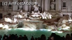 P04 [FEB-2017] Fontana di Trevi înconjurată de mulţi turişti, deşi era seara târziu