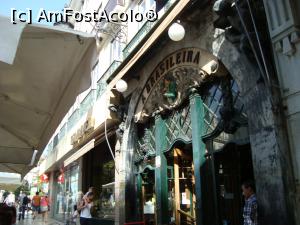 P01 [SEP-2016] Cafe A Brasiliera in cartierul Chiado -deschisa in 1905, cafeneaua preferata a lui Fernando Pessoa, unde el servea licoarea neagra. 