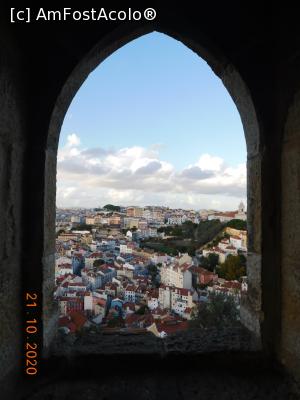 P49 [OCT-2020] Privind printr-una dintre ferestrele Castelului São Jorge