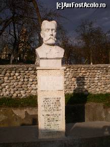 P18 [MAR-2010] Bustul lui Nicolae Densusianu, in fata cimitirului si a bisericii