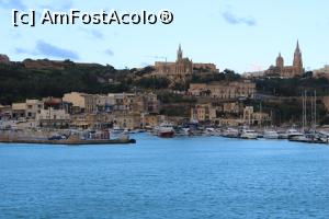 P01 [DEC-2021] Malta, Insula Gozo, Mgarr văzut de pe ferry, se văd cele două biserici pe care le-am vizitat, stânga Biserica Madonei din Lourdes și dreapta Biserica parohială