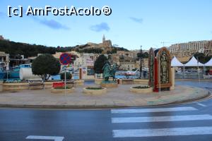 P03 [DEC-2021] Malta, Insula Gozo, Mgarr, zona portului, vizavi de clădirea Terminalului pentru ferry, sus pe deal Biserica Madona din Lourdes, mergem spre ea...