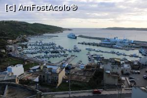 P06 [DEC-2021] Malta, Insula Gozo, Portul Mgarr văzut de sus de la Biserica Madonei din Lourdes, era dimineață...