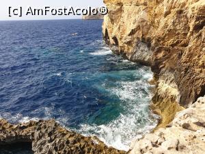 [P32] In aceasta zona a existat  una dintre cele mai populare atractii turistice pe care Gozo le-a oferit pana in martie 2017, Fereastra albastra. Situata in spatele Blue Hole, a fost o stanca erodata de apele marii, care forma astfel o arcada, sustinuta de coloane cu diametrul de 40 m, prin care se vedea Marea Mediterana. Ce m-a uimit este faptul ca a disparul in mare nu doar arcada, ci si stalpul de sprijin care se afla in mare, astfel ca astazi nimic nu aminteste de ceea ce a fost. » foto by geani anto
 - 
<span class="allrVoted glyphicon glyphicon-heart hidden" id="av1256815"></span>
<a class="m-l-10 hidden" id="sv1256815" onclick="voting_Foto_DelVot(,1256815,3422)" role="button">șterge vot <span class="glyphicon glyphicon-remove"></span></a>
<a id="v91256815" class=" c-red"  onclick="voting_Foto_SetVot(1256815)" role="button"><span class="glyphicon glyphicon-heart-empty"></span> <b>LIKE</b> = Votează poza</a> <img class="hidden"  id="f1256815W9" src="/imagini/loader.gif" border="0" /><span class="AjErrMes hidden" id="e1256815ErM"></span>