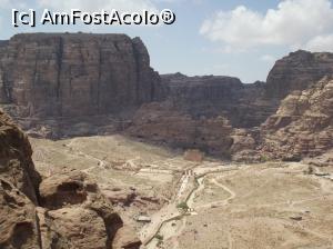 P18 [APR-2019] Petra: Strada Colonadelor din cadrul traseului principal şi Palatul Qasr al-Bint văzute de sus, de pe poteca Al Khubta
