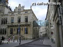 [P05] Sediul Camerei Deputaţilor (în dreapta) este legat printr-o pasarelă de Palais grand-ducal (în stânga) » foto by Costi
 - 
<span class="allrVoted glyphicon glyphicon-heart hidden" id="av25951"></span>
<a class="m-l-10 hidden" id="sv25951" onclick="voting_Foto_DelVot(,25951,3489)" role="button">șterge vot <span class="glyphicon glyphicon-remove"></span></a>
<a id="v925951" class=" c-red"  onclick="voting_Foto_SetVot(25951)" role="button"><span class="glyphicon glyphicon-heart-empty"></span> <b>LIKE</b> = Votează poza</a> <img class="hidden"  id="f25951W9" src="/imagini/loader.gif" border="0" /><span class="AjErrMes hidden" id="e25951ErM"></span>