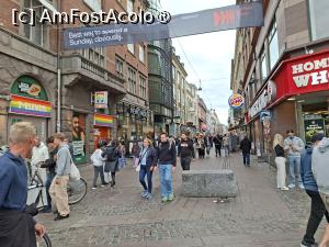 [P39] Copenhaga, Intrarea sudică a străzii pietonale Strøget din Piața Primăriei, curcubeul apare în toate țările nordice » foto by mprofeanu
 - 
<span class="allrVoted glyphicon glyphicon-heart hidden" id="av1506252"></span>
<a class="m-l-10 hidden" id="sv1506252" onclick="voting_Foto_DelVot(,1506252,3497)" role="button">șterge vot <span class="glyphicon glyphicon-remove"></span></a>
<a id="v91506252" class=" c-red"  onclick="voting_Foto_SetVot(1506252)" role="button"><span class="glyphicon glyphicon-heart-empty"></span> <b>LIKE</b> = Votează poza</a> <img class="hidden"  id="f1506252W9" src="/imagini/loader.gif" border="0" /><span class="AjErrMes hidden" id="e1506252ErM"></span>