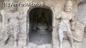 [P11] O alta pestera templu, Jingshan, a fost comandata direct de familia imperiala a dinastiei Tang. Intrarea in camera frontala este impodobita cu 2 zeitati pazitoare si 2 bodhisattva. Camera din spate, care serveste ca sala principala, este dominata de o statuie centrala a lui Budha Amitabha, asezat in pozitia lotusului, inalta de aproximativ 2 metri. Fata senina a lui Budha radiaza liniste si demnitate. In plus, pestera pastreaza o multitudine de sculpturi care ilustreaza povestiri budiste si scene de inchinare imperiala. Interesant este un alt aspect ce priveste culoarea mai inchisa a capului statuii lui Buddha Amitabha, comparativ cu restul corpului. Expertii au aratat ca acesta nu a fost sculptat initial in timpul dinastiei Tang, ci a fost reconstruit folosind ciment de experti de la Institutul de Cercetare a Pesterilor Longmen in 1958. Capul autentic al statuii Buddha, masurand 39 de centimetri in inaltime, a fost furat si pierdut in strainatate in prima jumatate a secolului XX, fiind in prezent gazduit de Muzeul de Arte Frumoase din Osaka. » foto by geani anto
 - 
<span class="allrVoted glyphicon glyphicon-heart hidden" id="av1492518"></span>
<a class="m-l-10 hidden" id="sv1492518" onclick="voting_Foto_DelVot(,1492518,3501)" role="button">șterge vot <span class="glyphicon glyphicon-remove"></span></a>
<a id="v91492518" class=" c-red"  onclick="voting_Foto_SetVot(1492518)" role="button"><span class="glyphicon glyphicon-heart-empty"></span> <b>LIKE</b> = Votează poza</a> <img class="hidden"  id="f1492518W9" src="/imagini/loader.gif" border="0" /><span class="AjErrMes hidden" id="e1492518ErM"></span>