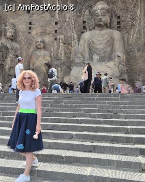 [P22] „Vairocana”, principala statuie a lui Budha, are o inaltime de 17 metri. Potrivit legendei, aceasta statuie a fost modelata dupa imaginea imparatesei Wu Zetian, reflectand demnitatea si eleganta femeilor din dinastia Tang. Imparateasa Wu Zetian a contribuit cu 20.000 de monede pentru proiect, echivalentul a mai mult de sase milioane CNY, in moneda de astazi, iar sculptarea acesteia a durat 3 ani si 9 luni.
Renumita pentru zambetul sau enigmatic, a fost numita de vizitatorii straini „Mona Lisa din Orient.” » foto by geani anto
 - 
<span class="allrVoted glyphicon glyphicon-heart hidden" id="av1492529"></span>
<a class="m-l-10 hidden" id="sv1492529" onclick="voting_Foto_DelVot(,1492529,3501)" role="button">șterge vot <span class="glyphicon glyphicon-remove"></span></a>
<a id="v91492529" class=" c-red"  onclick="voting_Foto_SetVot(1492529)" role="button"><span class="glyphicon glyphicon-heart-empty"></span> <b>LIKE</b> = Votează poza</a> <img class="hidden"  id="f1492529W9" src="/imagini/loader.gif" border="0" /><span class="AjErrMes hidden" id="e1492529ErM"></span>