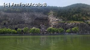 [P30] Dupa ce am parcurs traseul pe versantul Longmen, obositi datorita temperaturilor ridicate si a soarelui puternic, am optat pentru intoarcerea cu barcutele de lemn pe raul Yi, o ocazie minunata de a parcurge inca o data, cu privirea, pesterile din complexul Longmen. » foto by geani anto
 - 
<span class="allrVoted glyphicon glyphicon-heart hidden" id="av1492537"></span>
<a class="m-l-10 hidden" id="sv1492537" onclick="voting_Foto_DelVot(,1492537,3501)" role="button">șterge vot <span class="glyphicon glyphicon-remove"></span></a>
<a id="v91492537" class=" c-red"  onclick="voting_Foto_SetVot(1492537)" role="button"><span class="glyphicon glyphicon-heart-empty"></span> <b>LIKE</b> = Votează poza</a> <img class="hidden"  id="f1492537W9" src="/imagini/loader.gif" border="0" /><span class="AjErrMes hidden" id="e1492537ErM"></span>