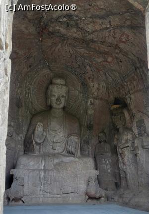 [P07] Pestera Binyang din centru a fost construita de imparatul Xuanwu pentru a-i comemora pe parintii sai si a fost creata in perioada 500-523. In total exista 11 statui mari. Statuia centrala este a lui Buddha Sakyamuni, cu o mimica frumoasa si o infatisare demna si senina, in fata careia sunt realizate o pereche de lei din piatra. Acesta este flancat de care 2 discipoli si 2 Bodhisattva. Pe peretii nordici si sudici stau cate un Buddha si 2 Bodhisattva, sculpturi ce prezinta figuri zvelte, expresii blande si un aspect elegant, stilul tipic al dinastiei Wei de Nord. 
Podeaua este gravata cu modele de lotus, iar aureola fin daltuita din spate statuii centrale se extinde pentru a se imbina cu un lotus sculptat in mijlocul tavanului, inconjurat de zeite zburatoare. » foto by geani anto
 - 
<span class="allrVoted glyphicon glyphicon-heart hidden" id="av1492514"></span>
<a class="m-l-10 hidden" id="sv1492514" onclick="voting_Foto_DelVot(,1492514,3501)" role="button">șterge vot <span class="glyphicon glyphicon-remove"></span></a>
<a id="v91492514" class=" c-red"  onclick="voting_Foto_SetVot(1492514)" role="button"><span class="glyphicon glyphicon-heart-empty"></span> <b>LIKE</b> = Votează poza</a> <img class="hidden"  id="f1492514W9" src="/imagini/loader.gif" border="0" /><span class="AjErrMes hidden" id="e1492514ErM"></span>