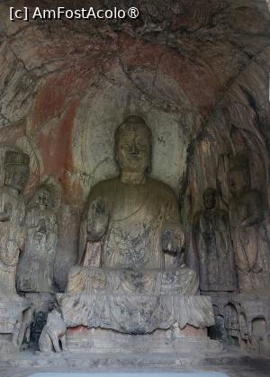 [P08] Pestera de Sud Binyang a fost finalizata in timpul dinastiei Sui, statuia principala a lui Amitabha Buddha avand o fata plina, buze groase si robe naturale, fluide. Sculpturile din aceasta pestera imbina stilul robust si maret al dinastiei Wei de Nord cu stilul viu si dinamic al dinastiei Tang, reprezentand o perioada de tranzitie in expresia artistica. Aici au fost gasite numeroase inscriptii valoroase pentru cercetatorii care studiaza istoria si arta Grotelor Longmen. » foto by geani anto
 - 
<span class="allrVoted glyphicon glyphicon-heart hidden" id="av1492515"></span>
<a class="m-l-10 hidden" id="sv1492515" onclick="voting_Foto_DelVot(,1492515,3501)" role="button">șterge vot <span class="glyphicon glyphicon-remove"></span></a>
<a id="v91492515" class=" c-red"  onclick="voting_Foto_SetVot(1492515)" role="button"><span class="glyphicon glyphicon-heart-empty"></span> <b>LIKE</b> = Votează poza</a> <img class="hidden"  id="f1492515W9" src="/imagini/loader.gif" border="0" /><span class="AjErrMes hidden" id="e1492515ErM"></span>