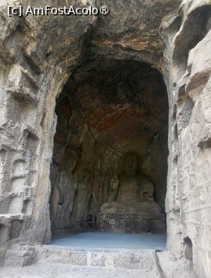 [P09] Pestera de Nord Binyang, finalizata in primii ani ai Dinastiei Tang, prezinta o statuie proeminenta a lui Amitabha Buddha. Haloul decorat din spatele lui Buddha este impodobit cu motive de flacara, adaugand vitalitate scenei.
Statuia principala a lui Amitabha Buddha este reprezentata intr-o mudra budhista rara, in care mana dreapta este ridicata cu palma orientata in sus, degetul mare, degetul inelar si degetul mic sunt indoite, in timp ce degetul aratator si degetul mijlociu sunt intinse. Mana stanga este coborata cu palma orientata in jos, degetul inelar si degetul mic sunt indoite, iar celelalte degete sunt intinse. Aceasta mudra transmite un sentiment de hotarare, vointa si putere. » foto by geani anto
 - 
<span class="allrVoted glyphicon glyphicon-heart hidden" id="av1492516"></span>
<a class="m-l-10 hidden" id="sv1492516" onclick="voting_Foto_DelVot(,1492516,3501)" role="button">șterge vot <span class="glyphicon glyphicon-remove"></span></a>
<a id="v91492516" class=" c-red"  onclick="voting_Foto_SetVot(1492516)" role="button"><span class="glyphicon glyphicon-heart-empty"></span> <b>LIKE</b> = Votează poza</a> <img class="hidden"  id="f1492516W9" src="/imagini/loader.gif" border="0" /><span class="AjErrMes hidden" id="e1492516ErM"></span>