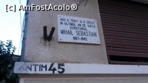 [P40] Cu bastonul prin Bucuresti - o placuta care ne indica existenta lui Mihail Sebastian pe aici. Despre Mihail Sebastian am aflat tot de la acesti tineri niste povesti interesante.  » foto by mishu
 - 
<span class="allrVoted glyphicon glyphicon-heart hidden" id="av789048"></span>
<a class="m-l-10 hidden" id="sv789048" onclick="voting_Foto_DelVot(,789048,3511)" role="button">șterge vot <span class="glyphicon glyphicon-remove"></span></a>
<a id="v9789048" class=" c-red"  onclick="voting_Foto_SetVot(789048)" role="button"><span class="glyphicon glyphicon-heart-empty"></span> <b>LIKE</b> = Votează poza</a> <img class="hidden"  id="f789048W9" src="/imagini/loader.gif" border="0" /><span class="AjErrMes hidden" id="e789048ErM"></span>