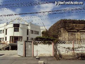 [P07] Vechi şi nou: casă abandonată şi, în spate, o clădire a Bisericii Evanghelice, pe Strada Episcopul Radu » foto by Carmen Ion
 - 
<span class="allrVoted glyphicon glyphicon-heart hidden" id="av609466"></span>
<a class="m-l-10 hidden" id="sv609466" onclick="voting_Foto_DelVot(,609466,3511)" role="button">șterge vot <span class="glyphicon glyphicon-remove"></span></a>
<a id="v9609466" class=" c-red"  onclick="voting_Foto_SetVot(609466)" role="button"><span class="glyphicon glyphicon-heart-empty"></span> <b>LIKE</b> = Votează poza</a> <img class="hidden"  id="f609466W9" src="/imagini/loader.gif" border="0" /><span class="AjErrMes hidden" id="e609466ErM"></span>