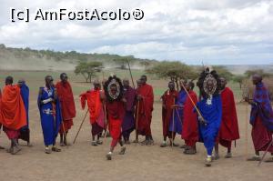 P09 [JAN-2013] Dansul traditional al barbatilor inainte de a vizita satul de masai
