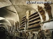 P01 [OCT-2009] www. ectomo. com Interiorul catacombelor capucinilor din palermo