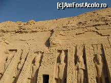 [P13] Templul lui Nefertari detine o fatada cu 2 grupuri de statui inalte de 10 m. Exista 6 statui: 4 ale lui Ramses al II-lea si doua ale reginei Nefertari ce poarta coarnele de vaca si discul solar – asociere cu Hathor » foto by vlado2
 - 
<span class="allrVoted glyphicon glyphicon-heart hidden" id="av298167"></span>
<a class="m-l-10 hidden" id="sv298167" onclick="voting_Foto_DelVot(,298167,3529)" role="button">șterge vot <span class="glyphicon glyphicon-remove"></span></a>
<a id="v9298167" class=" c-red"  onclick="voting_Foto_SetVot(298167)" role="button"><span class="glyphicon glyphicon-heart-empty"></span> <b>LIKE</b> = Votează poza</a> <img class="hidden"  id="f298167W9" src="/imagini/loader.gif" border="0" /><span class="AjErrMes hidden" id="e298167ErM"></span>