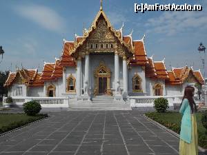 P05 [DEC-2014] Wat Benchamabophit -Templul de Marmura- se observa acoperisul in trepte si leii de paza la intrare.