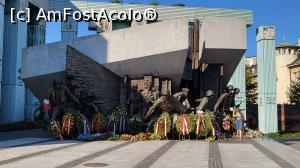 [P15] <strong>Monumentul Revoltei din Varsovia</strong> a fost dezvelit in 1989, dedicat revoltei care a avut loc acolo in 1944, revolta despre care am tot pomenit. Aceasta a izbucnit ca si consecinta a celor cinci ani de ocupatie nazista a orasului. Monumentul infatiseaza un grup de partizani polonezi in timp ce alergau sub ruinele unei cladiri in cadere. » foto by geani anto
 - 
<span class="allrVoted glyphicon glyphicon-heart hidden" id="av1339095"></span>
<a class="m-l-10 hidden" id="sv1339095" onclick="voting_Foto_DelVot(,1339095,3644)" role="button">șterge vot <span class="glyphicon glyphicon-remove"></span></a>
<a id="v91339095" class=" c-red"  onclick="voting_Foto_SetVot(1339095)" role="button"><span class="glyphicon glyphicon-heart-empty"></span> <b>LIKE</b> = Votează poza</a> <img class="hidden"  id="f1339095W9" src="/imagini/loader.gif" border="0" /><span class="AjErrMes hidden" id="e1339095ErM"></span>
