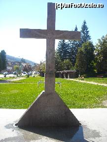 P07 [SEP-2010] Troita cu izvor...nu doar o cruce mare de piatra instalata langa o fantana...ceva mai putin clasic
in fata bisericii