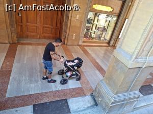 [P06] Un tătic plimbându-și odrasla pe sub porticul elegant din Piazza Cavour » foto by Carmen Ion
 - 
<span class="allrVoted glyphicon glyphicon-heart hidden" id="av1538994"></span>
<a class="m-l-10 hidden" id="sv1538994" onclick="voting_Foto_DelVot(,1538994,3721)" role="button">șterge vot <span class="glyphicon glyphicon-remove"></span></a>
<a id="v91538994" class=" c-red"  onclick="voting_Foto_SetVot(1538994)" role="button"><span class="glyphicon glyphicon-heart-empty"></span> <b>LIKE</b> = Votează poza</a> <img class="hidden"  id="f1538994W9" src="/imagini/loader.gif" border="0" /><span class="AjErrMes hidden" id="e1538994ErM"></span>