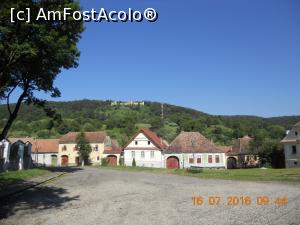 P05 [JUL-2016] case din Saschiz, in spate se vede Cetatea Taranrasca