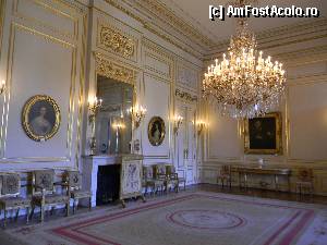 [P23] Palais Royale - Petite Chambre Blanche - scaunele de aici fac si ele parte din acelasi cadou de nunta de la Regele Frantei, Louis-Philippe, catre fiica sa Louise-Marie. De asemenea mai sunt portretele pictate ale parintilor Reginei Belgiei, cat si portretul ei.  » foto by MCM
 - 
<span class="allrVoted glyphicon glyphicon-heart hidden" id="av389915"></span>
<a class="m-l-10 hidden" id="sv389915" onclick="voting_Foto_DelVot(,389915,3768)" role="button">șterge vot <span class="glyphicon glyphicon-remove"></span></a>
<a id="v9389915" class=" c-red"  onclick="voting_Foto_SetVot(389915)" role="button"><span class="glyphicon glyphicon-heart-empty"></span> <b>LIKE</b> = Votează poza</a> <img class="hidden"  id="f389915W9" src="/imagini/loader.gif" border="0" /><span class="AjErrMes hidden" id="e389915ErM"></span>
