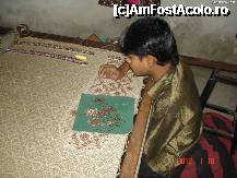 P04 [JAN-2012] Jaipur-copil lucrand in atelier de broderie