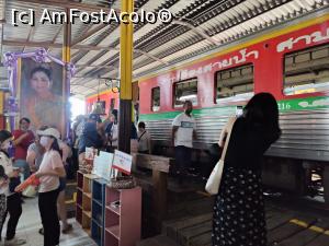 [P23] Railway Market Mae Klong; am coborât din tren; peste tot sunt fotografii cu familia regală care este foarte respectată în Thailanda » foto by crismis
 - 
<span class="allrVoted glyphicon glyphicon-heart hidden" id="av1359175"></span>
<a class="m-l-10 hidden" id="sv1359175" onclick="voting_Foto_DelVot(,1359175,3802)" role="button">șterge vot <span class="glyphicon glyphicon-remove"></span></a>
<a id="v91359175" class=" c-red"  onclick="voting_Foto_SetVot(1359175)" role="button"><span class="glyphicon glyphicon-heart-empty"></span> <b>LIKE</b> = Votează poza</a> <img class="hidden"  id="f1359175W9" src="/imagini/loader.gif" border="0" /><span class="AjErrMes hidden" id="e1359175ErM"></span>