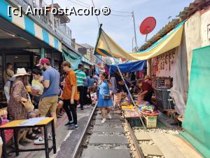 [P28] Railway Market Mae Klong; deja turiștii au fost mătrășiți la cafenea, mesele trebuie să se înghesuie mai în spate » foto by crismis
 - 
<span class="allrVoted glyphicon glyphicon-heart hidden" id="av1359180"></span>
<a class="m-l-10 hidden" id="sv1359180" onclick="voting_Foto_DelVot(,1359180,3802)" role="button">șterge vot <span class="glyphicon glyphicon-remove"></span></a>
<a id="v91359180" class=" c-red"  onclick="voting_Foto_SetVot(1359180)" role="button"><span class="glyphicon glyphicon-heart-empty"></span> <b>LIKE</b> = Votează poza</a> <img class="hidden"  id="f1359180W9" src="/imagini/loader.gif" border="0" /><span class="AjErrMes hidden" id="e1359180ErM"></span>