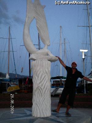 [P40] Cu statuia sirenei din portul Marmaris » foto by irinad
 - 
<span class="allrVoted glyphicon glyphicon-heart hidden" id="av614090"></span>
<a class="m-l-10 hidden" id="sv614090" onclick="voting_Foto_DelVot(,614090,3806)" role="button">șterge vot <span class="glyphicon glyphicon-remove"></span></a>
<a id="v9614090" class=" c-red"  onclick="voting_Foto_SetVot(614090)" role="button"><span class="glyphicon glyphicon-heart-empty"></span> <b>LIKE</b> = Votează poza</a> <img class="hidden"  id="f614090W9" src="/imagini/loader.gif" border="0" /><span class="AjErrMes hidden" id="e614090ErM"></span>