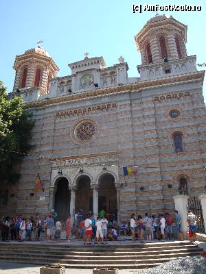 [P15] Constanța-intrarea în Catedrala Arhiepiscopală a Tomisului Sfinții Apostoli Petru și Pavel » foto by mariana.olaru
 - 
<span class="allrVoted glyphicon glyphicon-heart hidden" id="av393040"></span>
<a class="m-l-10 hidden" id="sv393040" onclick="voting_Foto_DelVot(,393040,3820)" role="button">șterge vot <span class="glyphicon glyphicon-remove"></span></a>
<a id="v9393040" class=" c-red"  onclick="voting_Foto_SetVot(393040)" role="button"><span class="glyphicon glyphicon-heart-empty"></span> <b>LIKE</b> = Votează poza</a> <img class="hidden"  id="f393040W9" src="/imagini/loader.gif" border="0" /><span class="AjErrMes hidden" id="e393040ErM"></span>