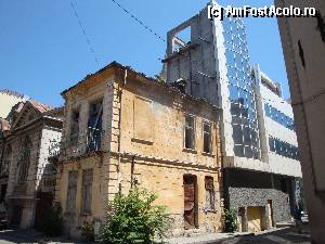 [P43] Constanța-Cartierul vechi lăsat în paragină se înfrățește vrând-nevrând cu arhitectura modernă (în imagine, sediul Astra Asigurări)  » foto by mariana.olaru
 - 
<span class="allrVoted glyphicon glyphicon-heart hidden" id="av393074"></span>
<a class="m-l-10 hidden" id="sv393074" onclick="voting_Foto_DelVot(,393074,3820)" role="button">șterge vot <span class="glyphicon glyphicon-remove"></span></a>
<a id="v9393074" class=" c-red"  onclick="voting_Foto_SetVot(393074)" role="button"><span class="glyphicon glyphicon-heart-empty"></span> <b>LIKE</b> = Votează poza</a> <img class="hidden"  id="f393074W9" src="/imagini/loader.gif" border="0" /><span class="AjErrMes hidden" id="e393074ErM"></span>